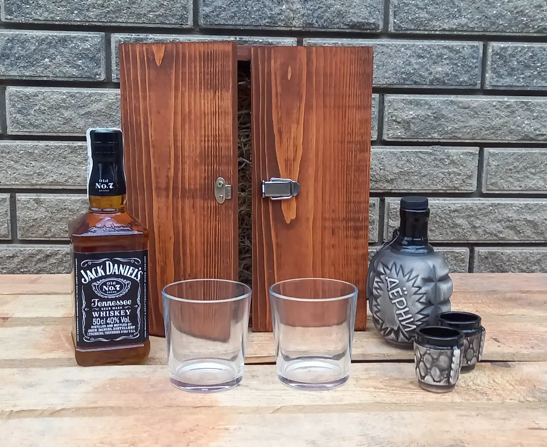 Алкогольний набір у дерев'яному ящику - віскі Jack Daniel's 500 мл + Бутилка граната та стакани. Крутий подарунок для чоловіка