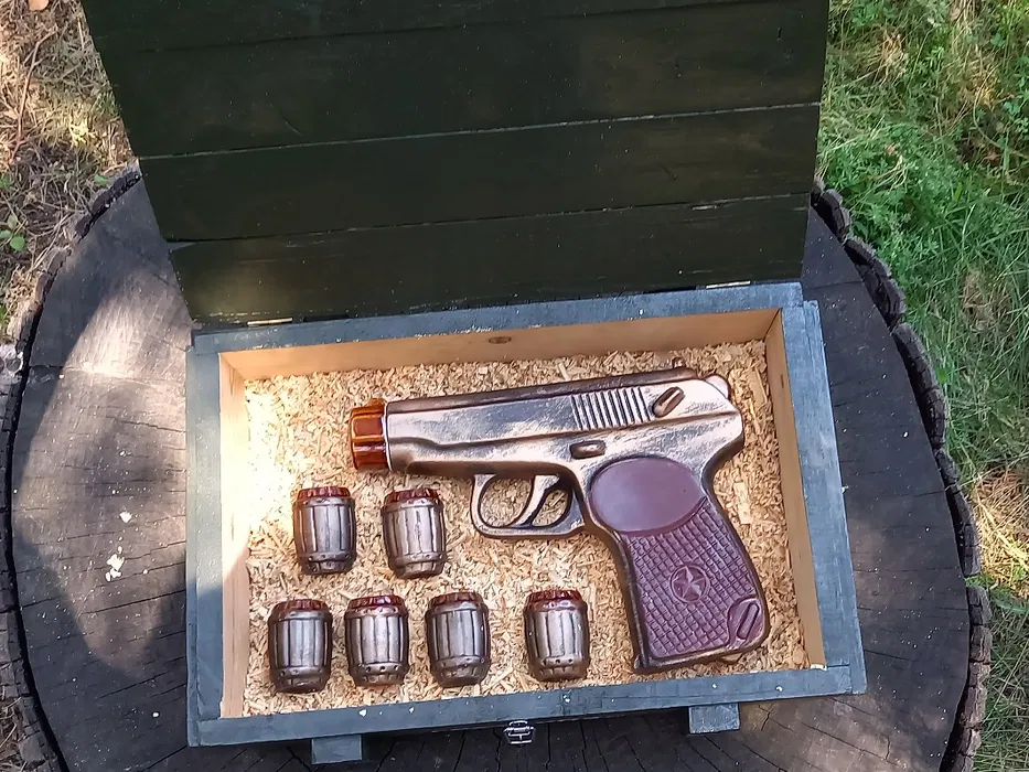 Подарунок для чоловіка набір для спиртного Пістолет Макарова у дерев'яному ящику