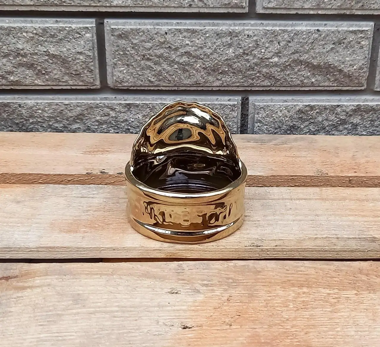 Золота попільничка у вигляді консервної банки з гравіюванням "Бички в томаті" - кераміка