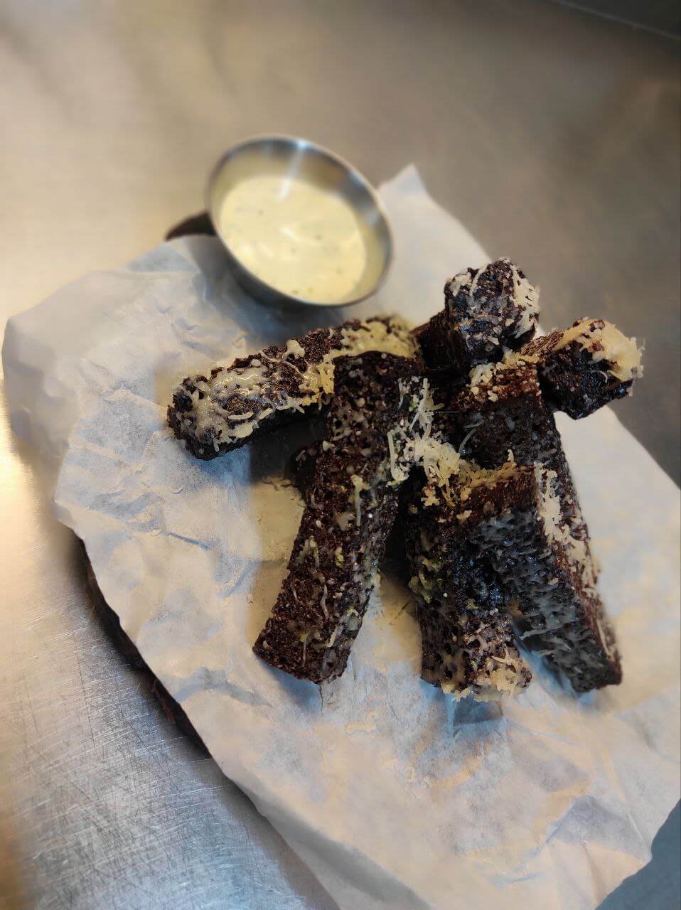 Часникові грінки Бородино з пармезаном