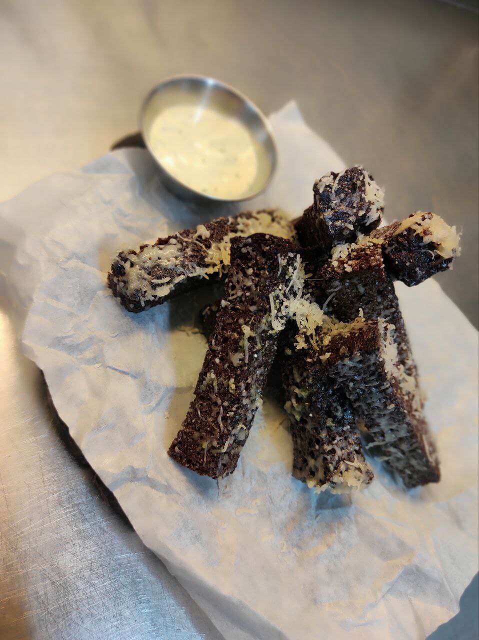 Часникові грінки Бородино з пармезаном