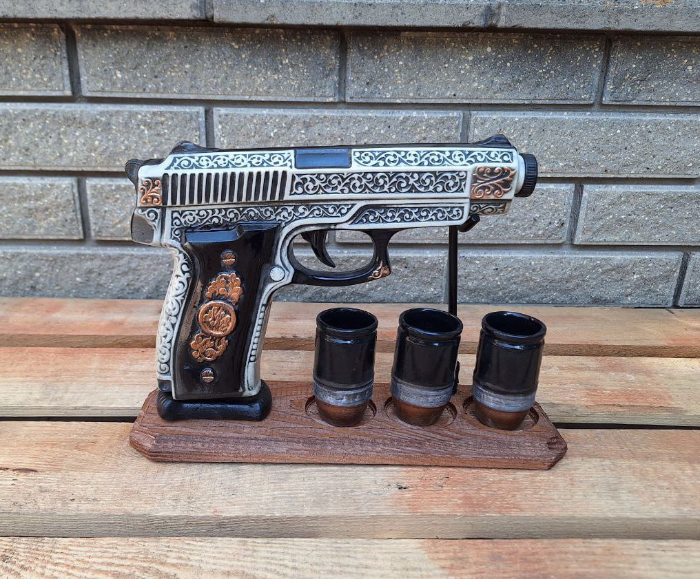 Набір для спиртного Пістолет на дерев'яній підставці - Подарунок для чоловіків, військових, друзів, побратимів