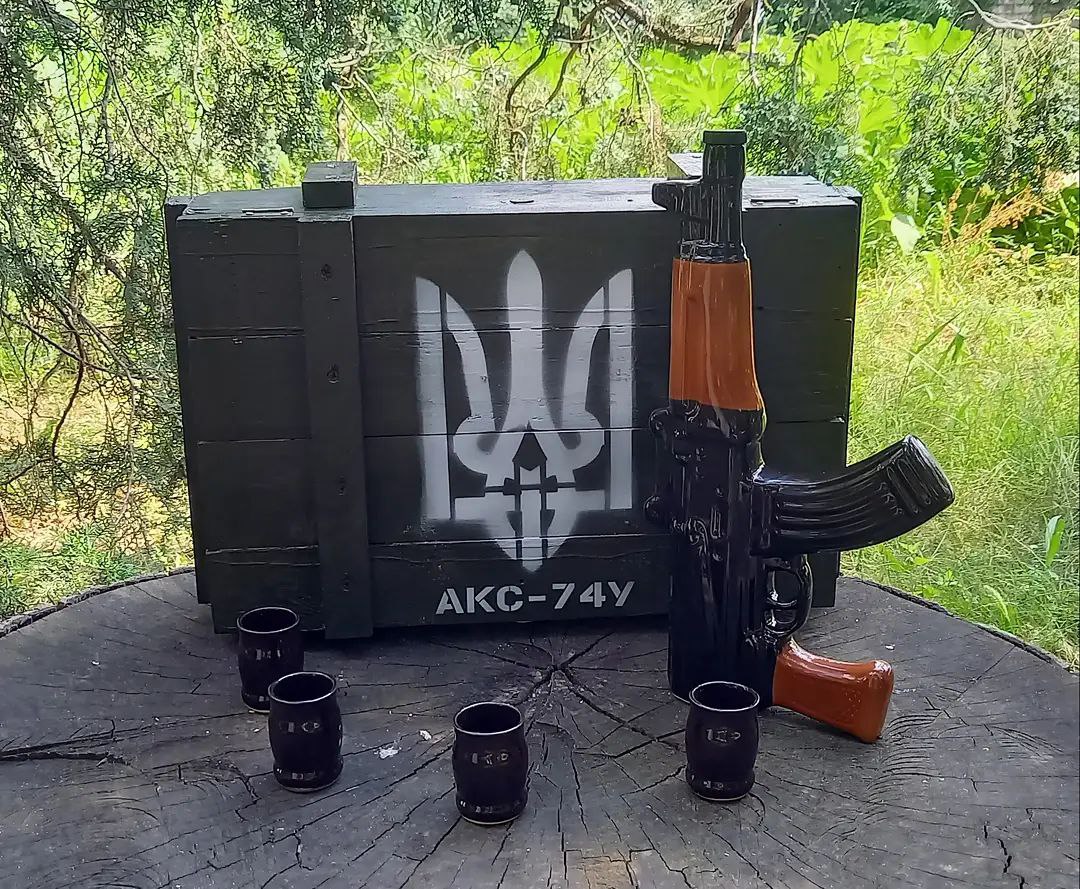 Автомат Калашникова "АКС-74У" набір для алкоголю у дерев'яному ящику - крутий подарунок для військових