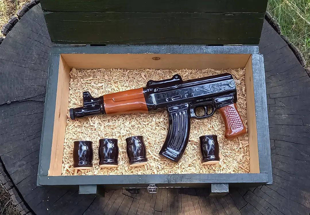 Автомат Калашникова "АКС-74У" набір для алкоголю у дерев'яному ящику - крутий подарунок для військових