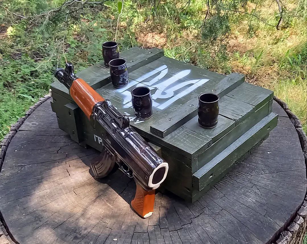 Автомат Калашникова "АКС-74У" набір для алкоголю у дерев'яному ящику - крутий подарунок для військових