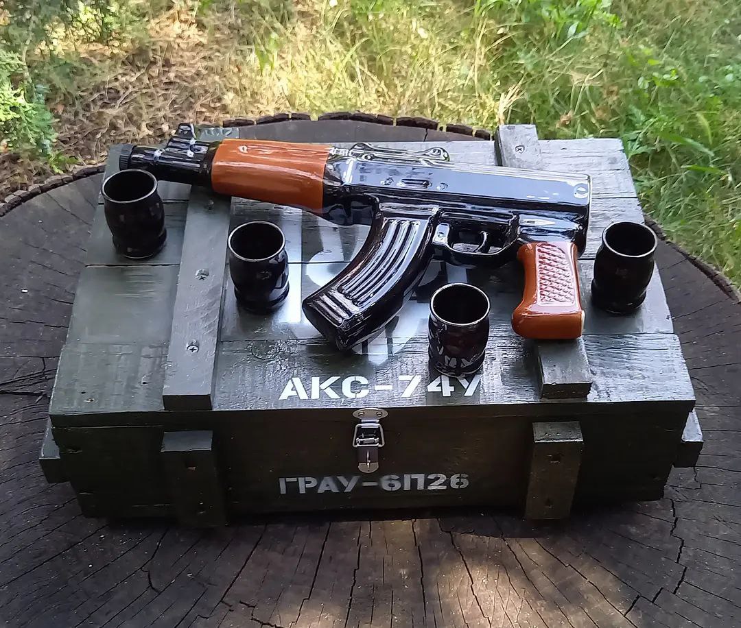 Автомат Калашникова "АКС-74У" набір для алкоголю у дерев'яному ящику - крутий подарунок для військових