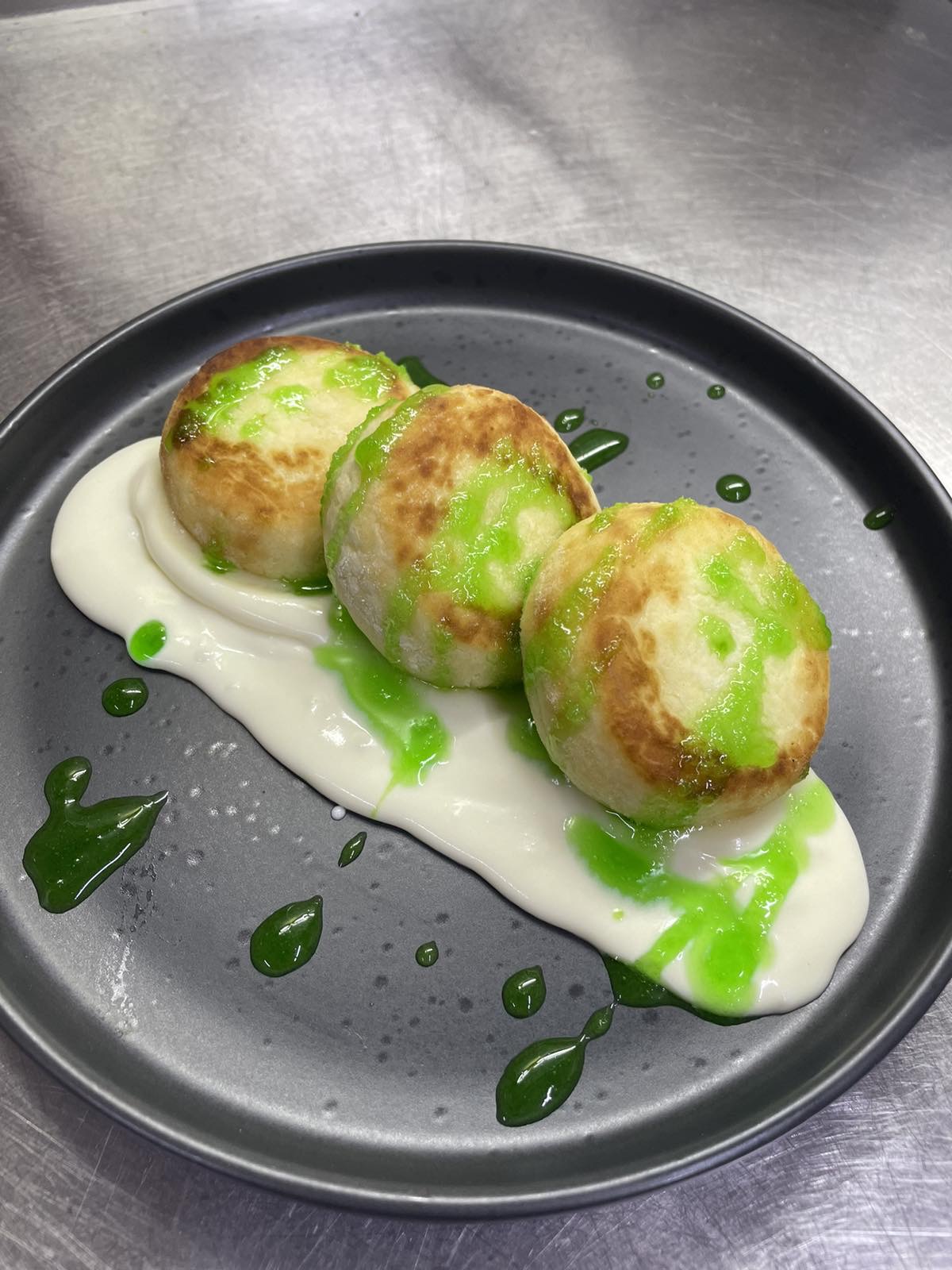 Сирники в солодкому соусі