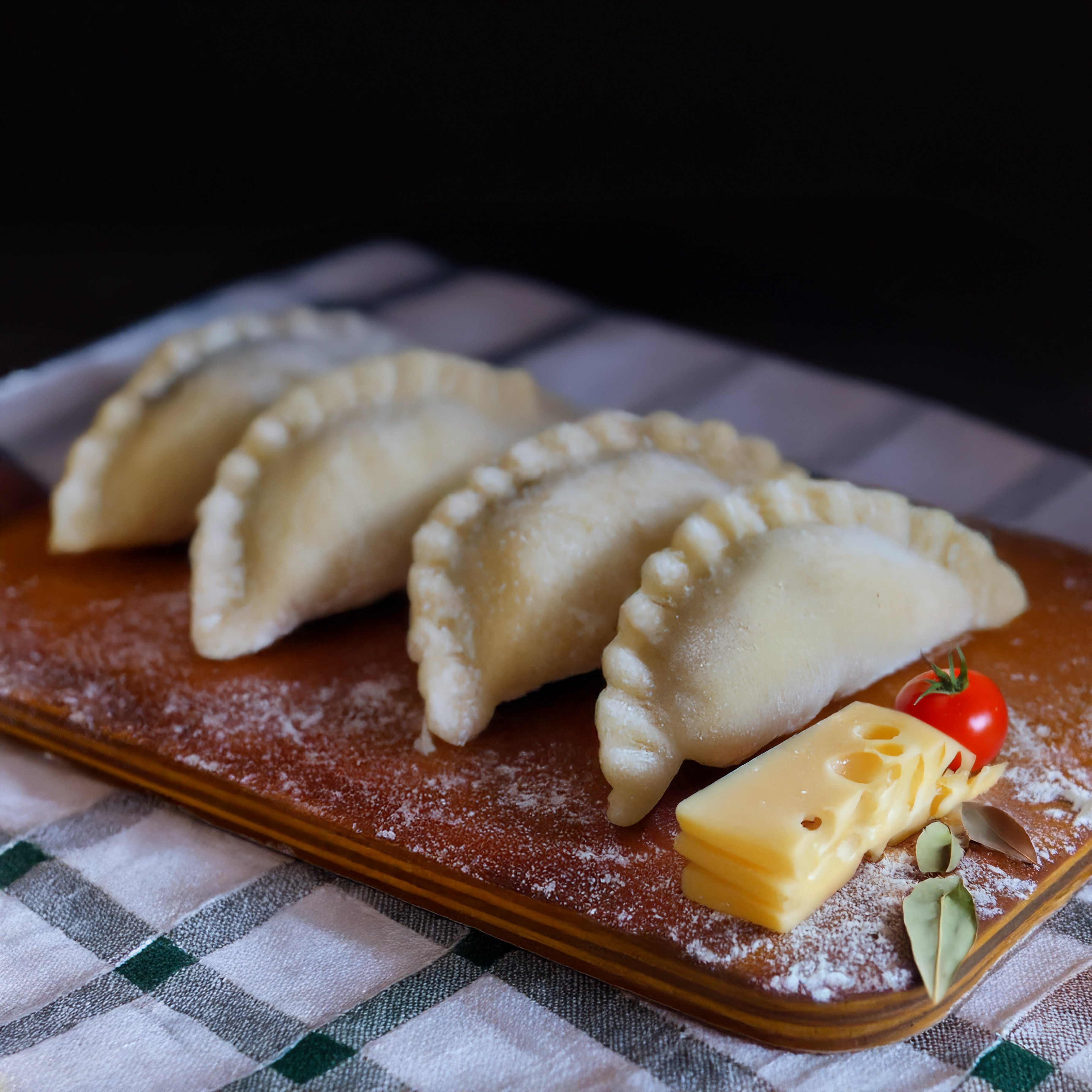 Чебуреки з мʼясом сиром та помідором