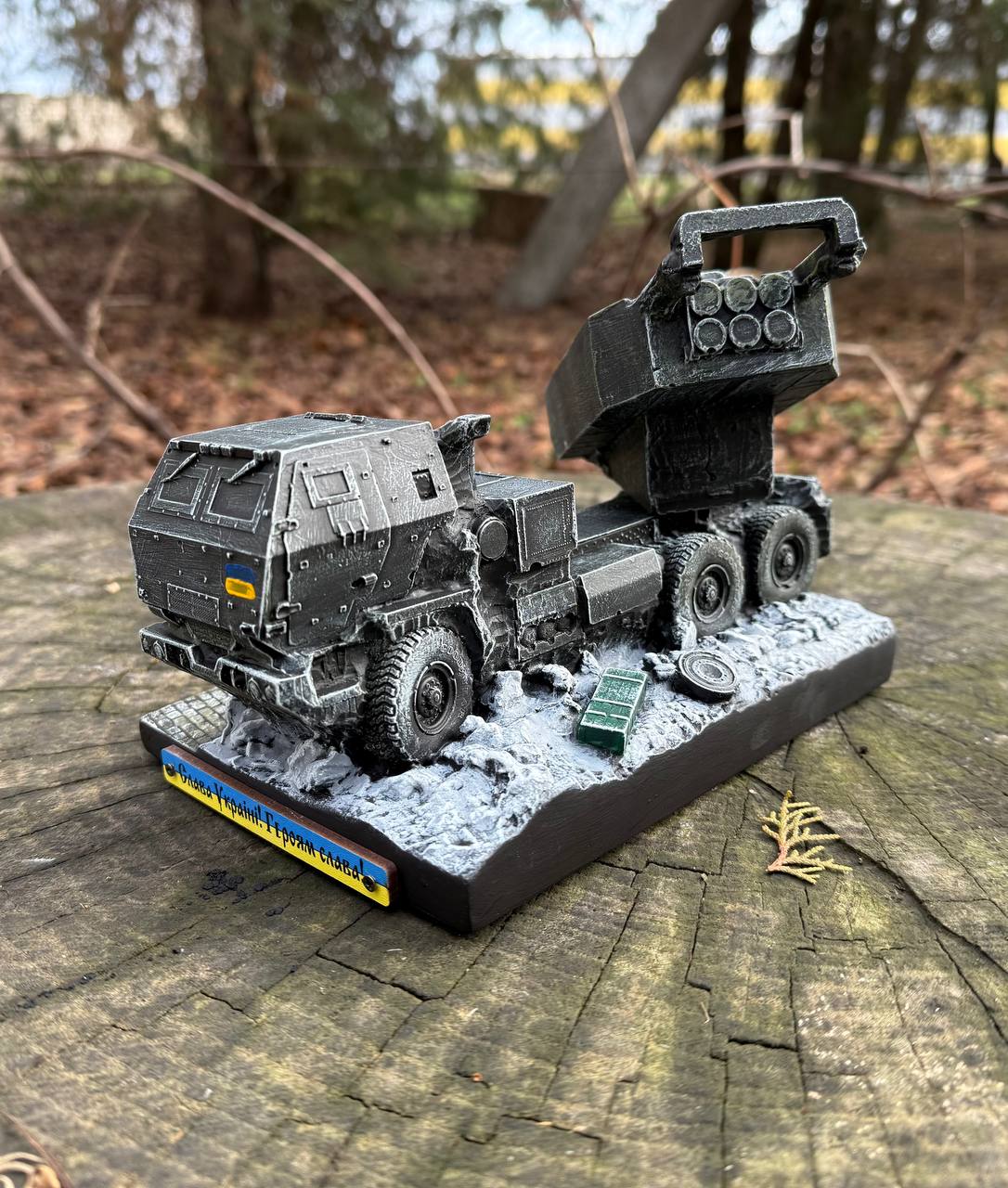 Статуетка Хаймарс Himars з гіпсу ручної роботи - Військова техніка на подарунок, розмір 21х13х14 см