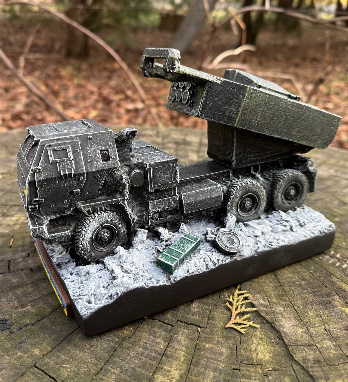 Статуетка Хаймарс Himars з гіпсу ручної роботи - Військова техніка на подарунок, розмір 21х13х14 см