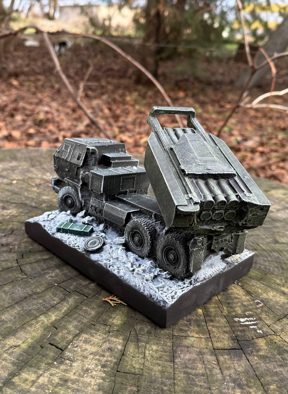 Статуетка Хаймарс Himars з гіпсу ручної роботи - Військова техніка на подарунок, розмір 21х13х14 см