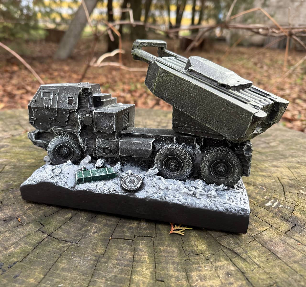 Статуетка Хаймарс Himars з гіпсу ручної роботи - Військова техніка на подарунок, розмір 21х13х14 см