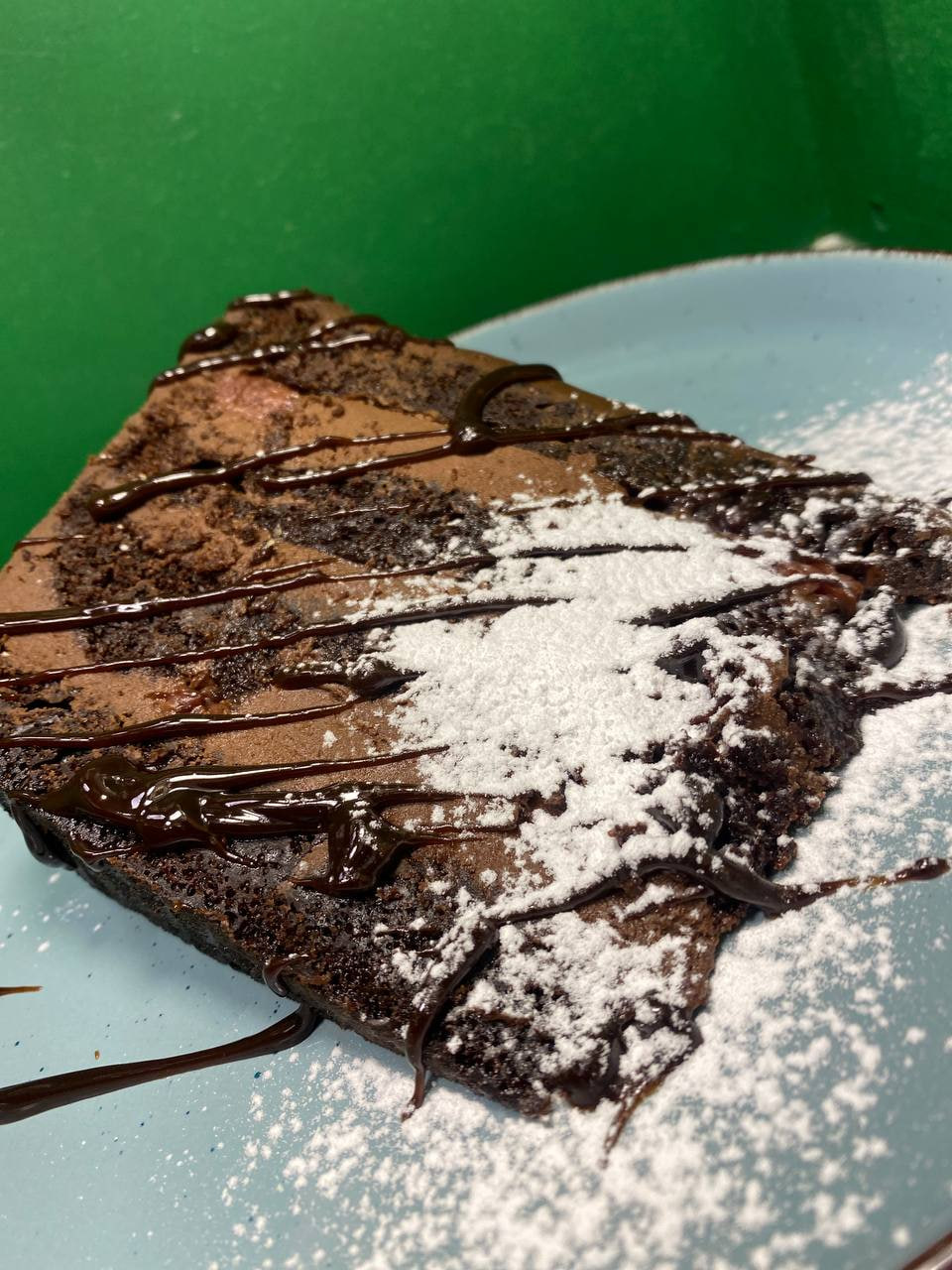 Шоколадний торт з вишнею