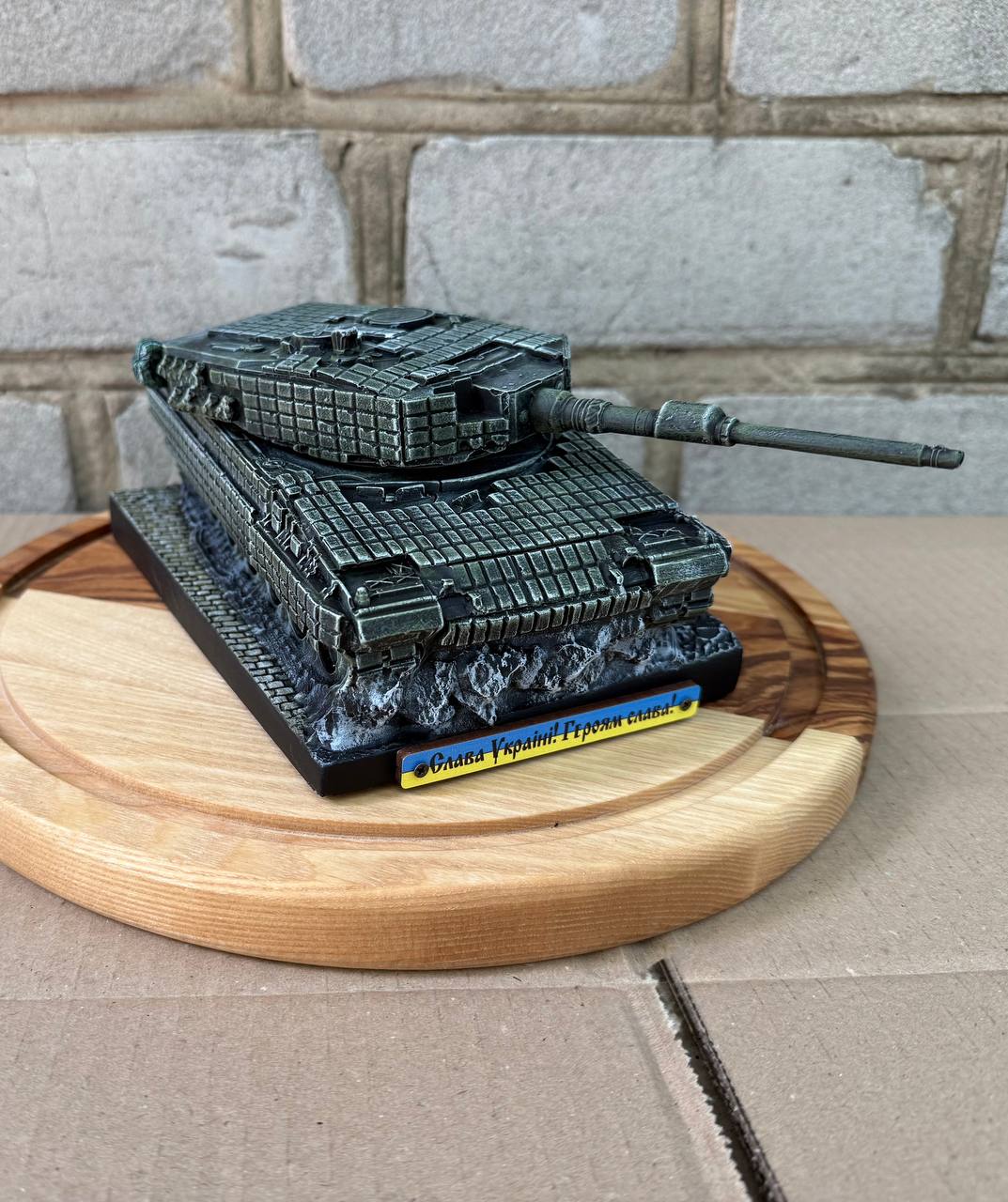 Статуетка Танк “Leopard 2” — Патріотичний подарунок з написом “Слава Україні!” 21х13х11 см