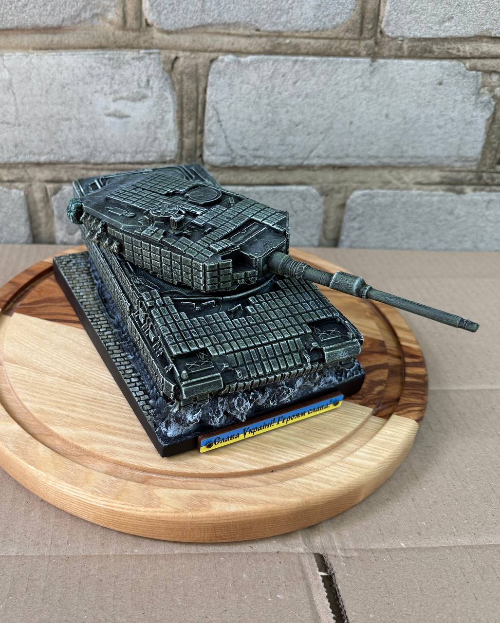 Статуетка Танк “Leopard 2” — Патріотичний подарунок з написом “Слава Україні!” 21х13х11 см