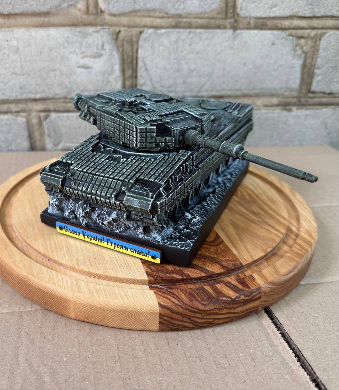 Статуетка Танк “Leopard 2” — Патріотичний подарунок з написом “Слава Україні!” 21х13х11 см