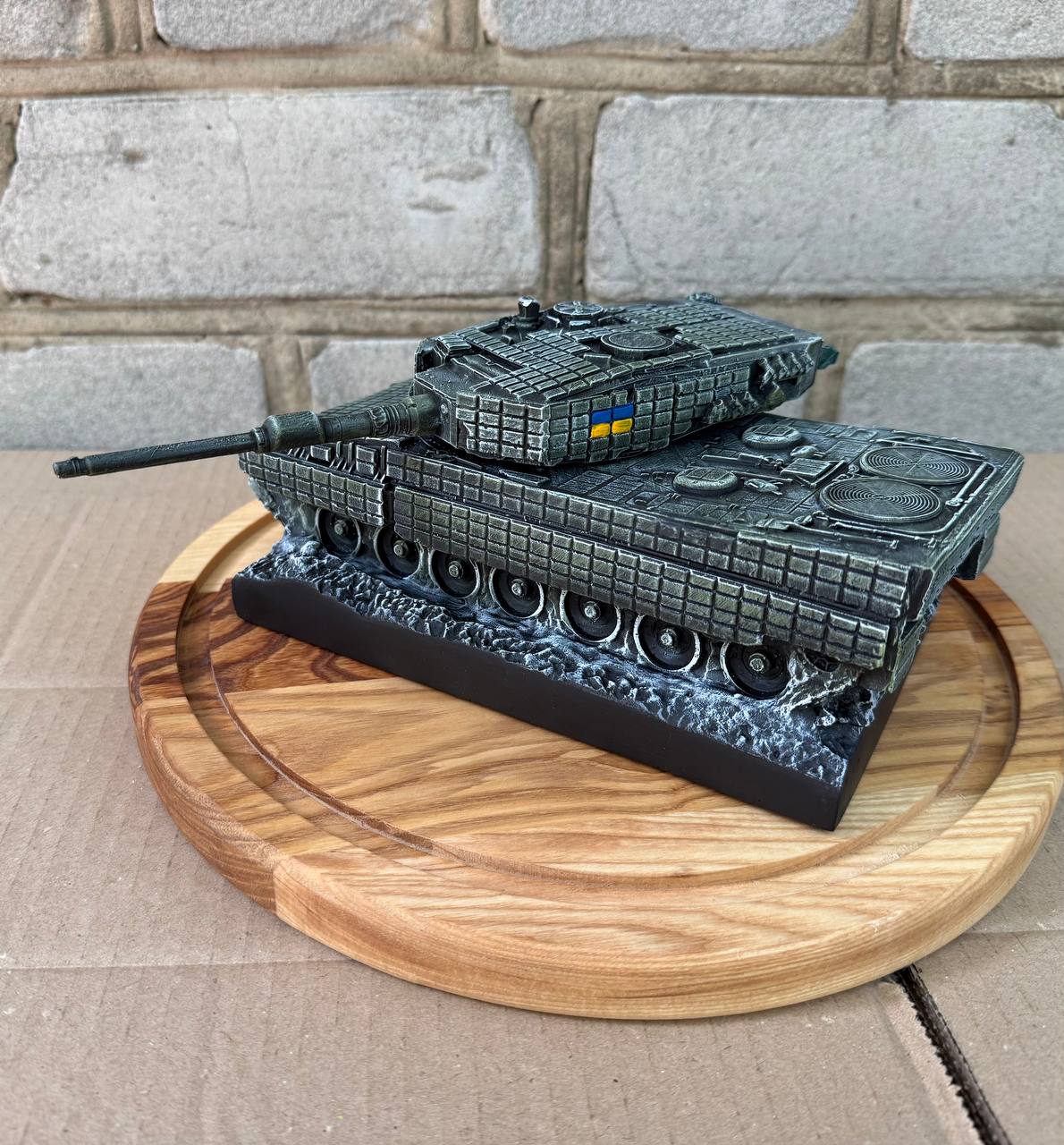 Статуетка Танк “Leopard 2” — Патріотичний подарунок з написом “Слава Україні!” 21х13х11 см
