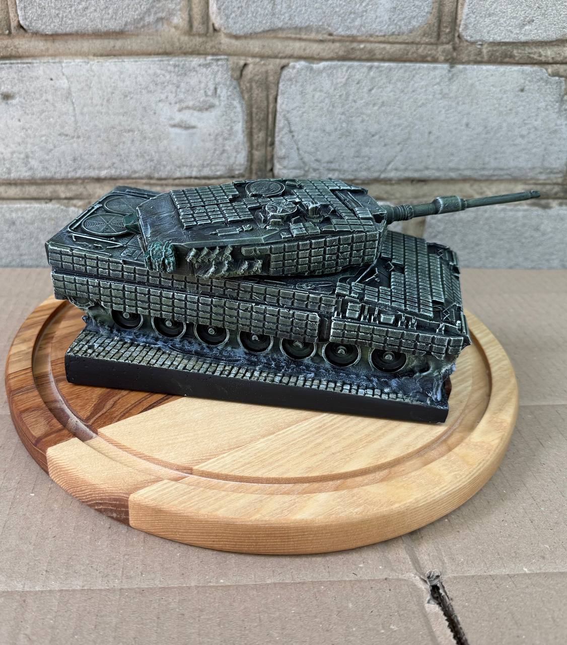 Статуетка Танк “Leopard 2” — Патріотичний подарунок з написом “Слава Україні!” 21х13х11 см