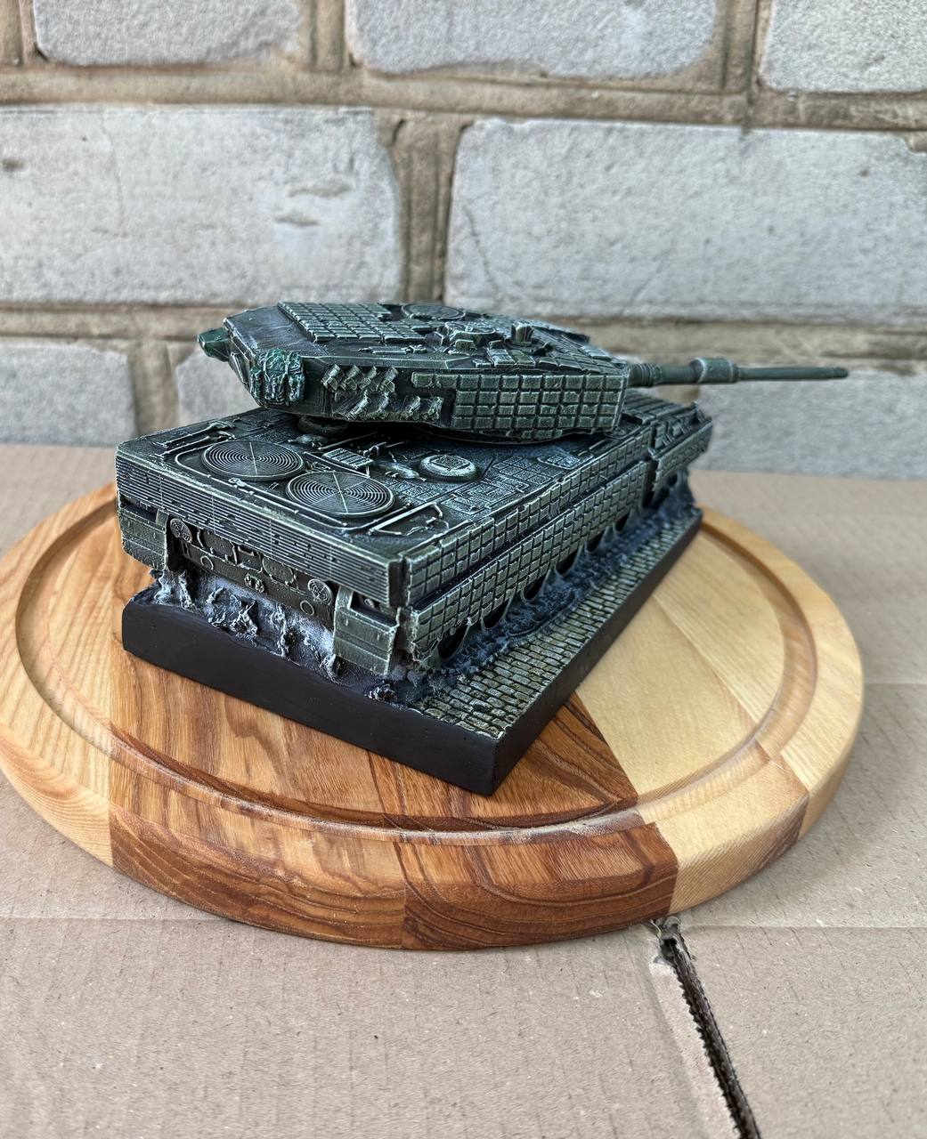 Статуетка Танк “Leopard 2” — Патріотичний подарунок з написом “Слава Україні!” 21х13х11 см