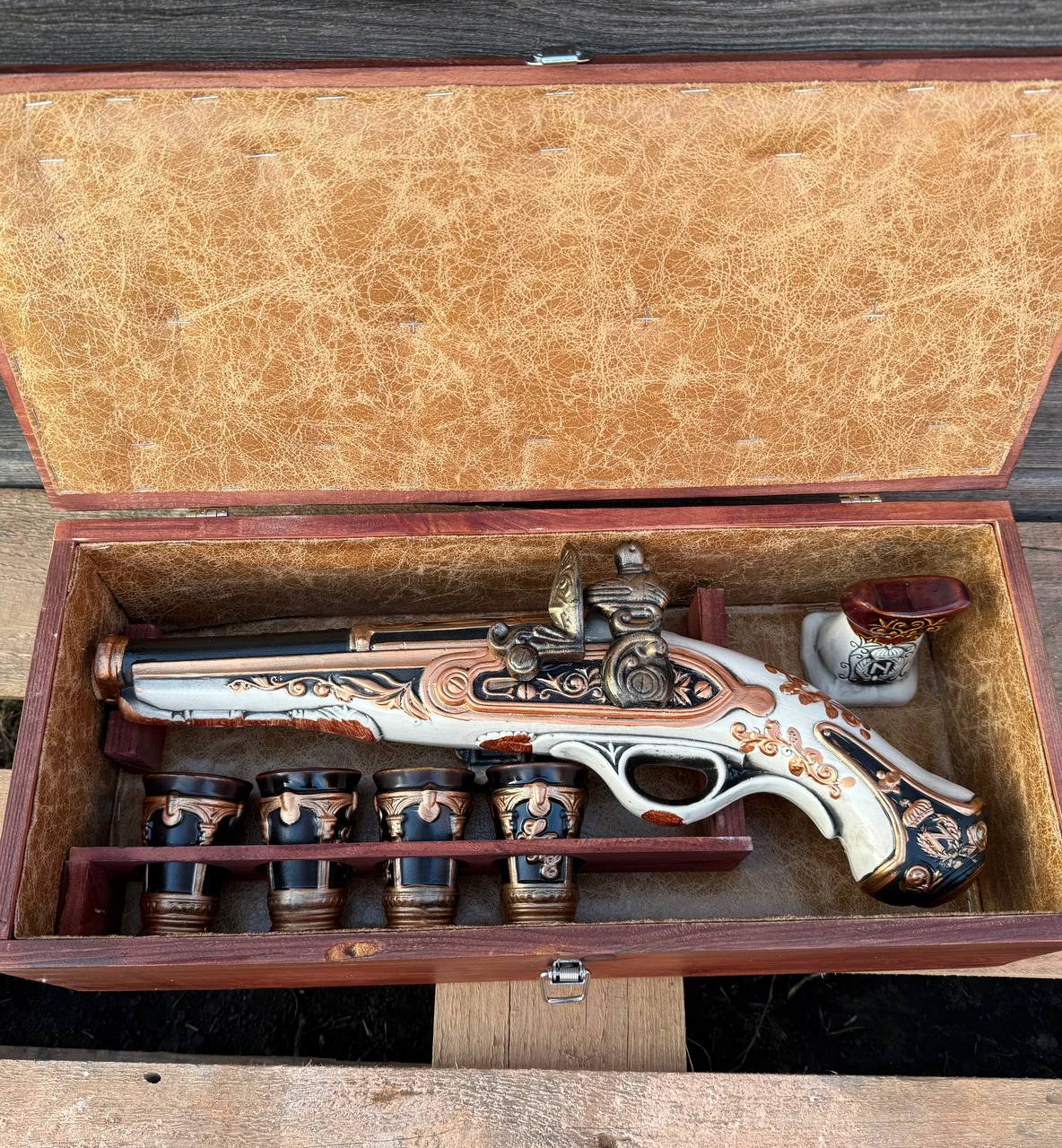 Подарунковий набір графин у вигляді Мушкет з чарками у футлярі для чоловіків