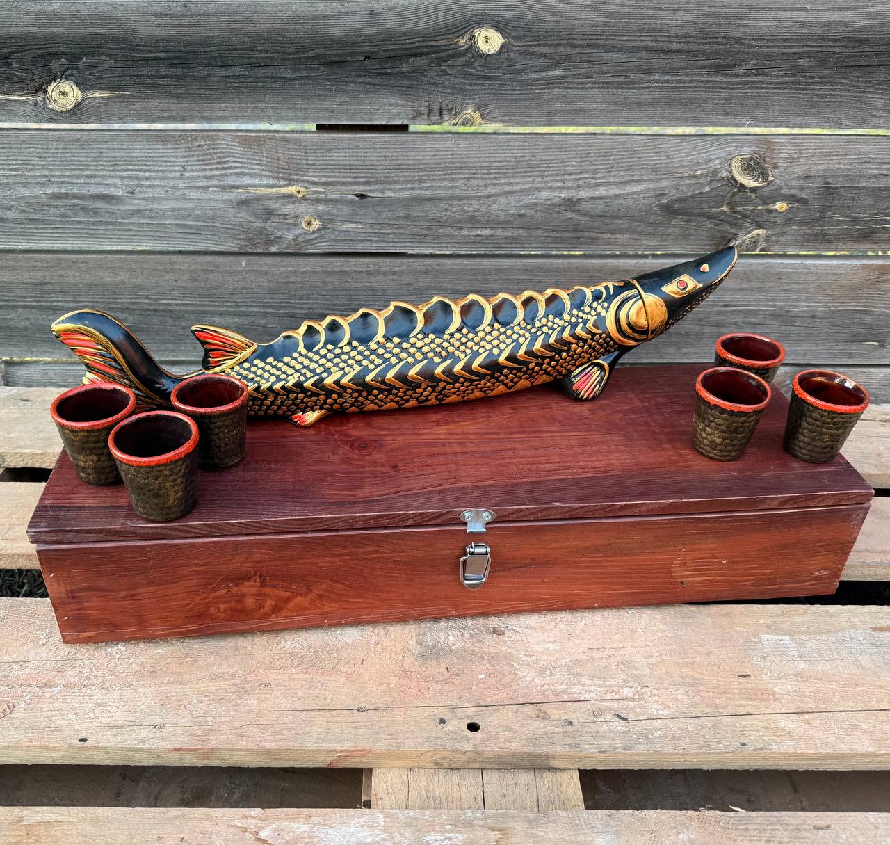 Подарунковий набір “Осетр” для спиртного з чарками у дерев'яному футлярі для чоловіка