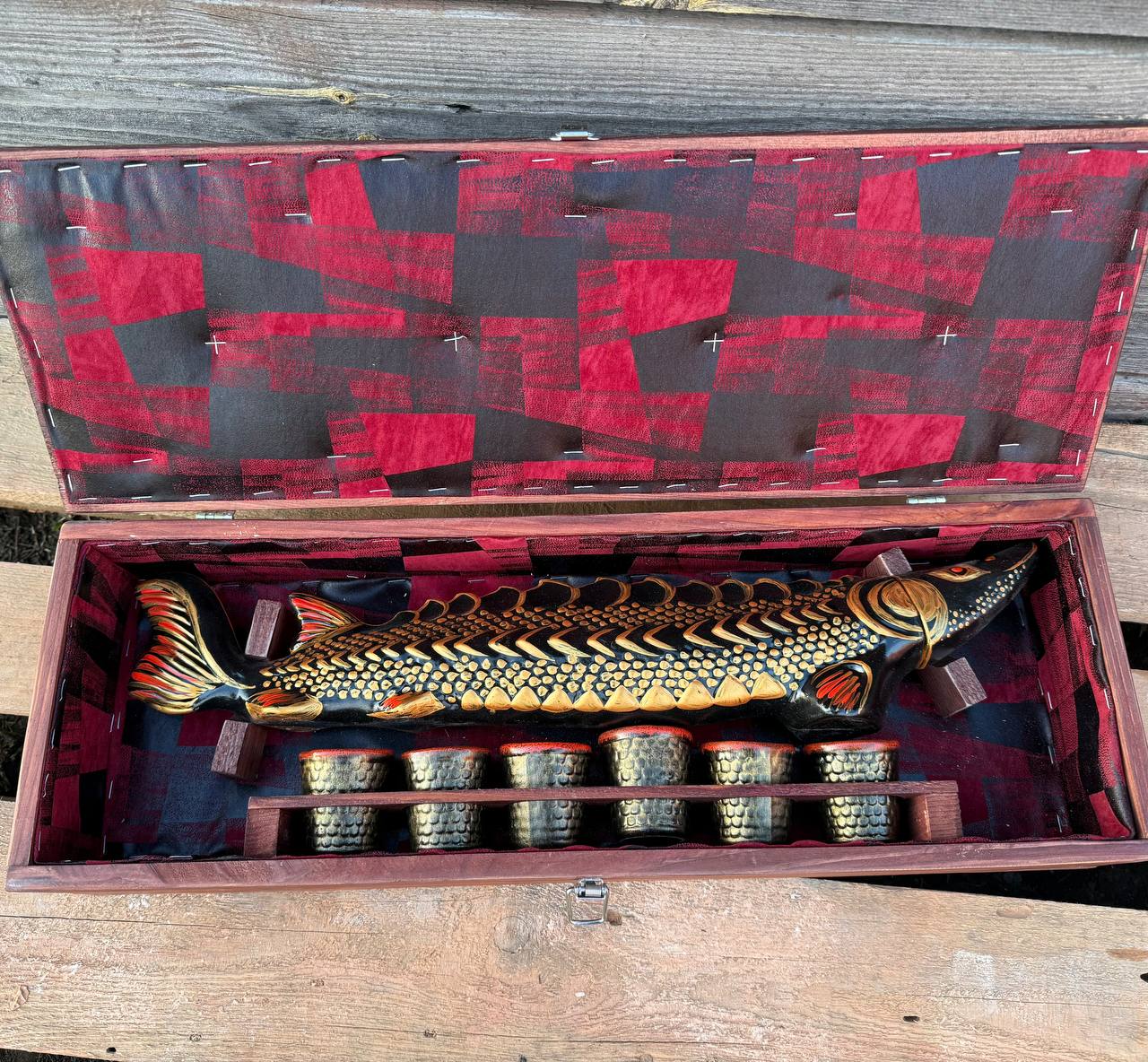 Подарунковий набір “Осетр” для спиртного з чарками у дерев'яному футлярі для чоловіка