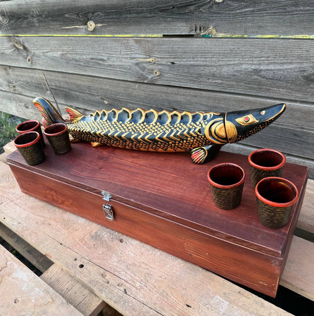 Подарунковий набір “Осетр” для спиртного з чарками у дерев'яному футлярі для чоловіка