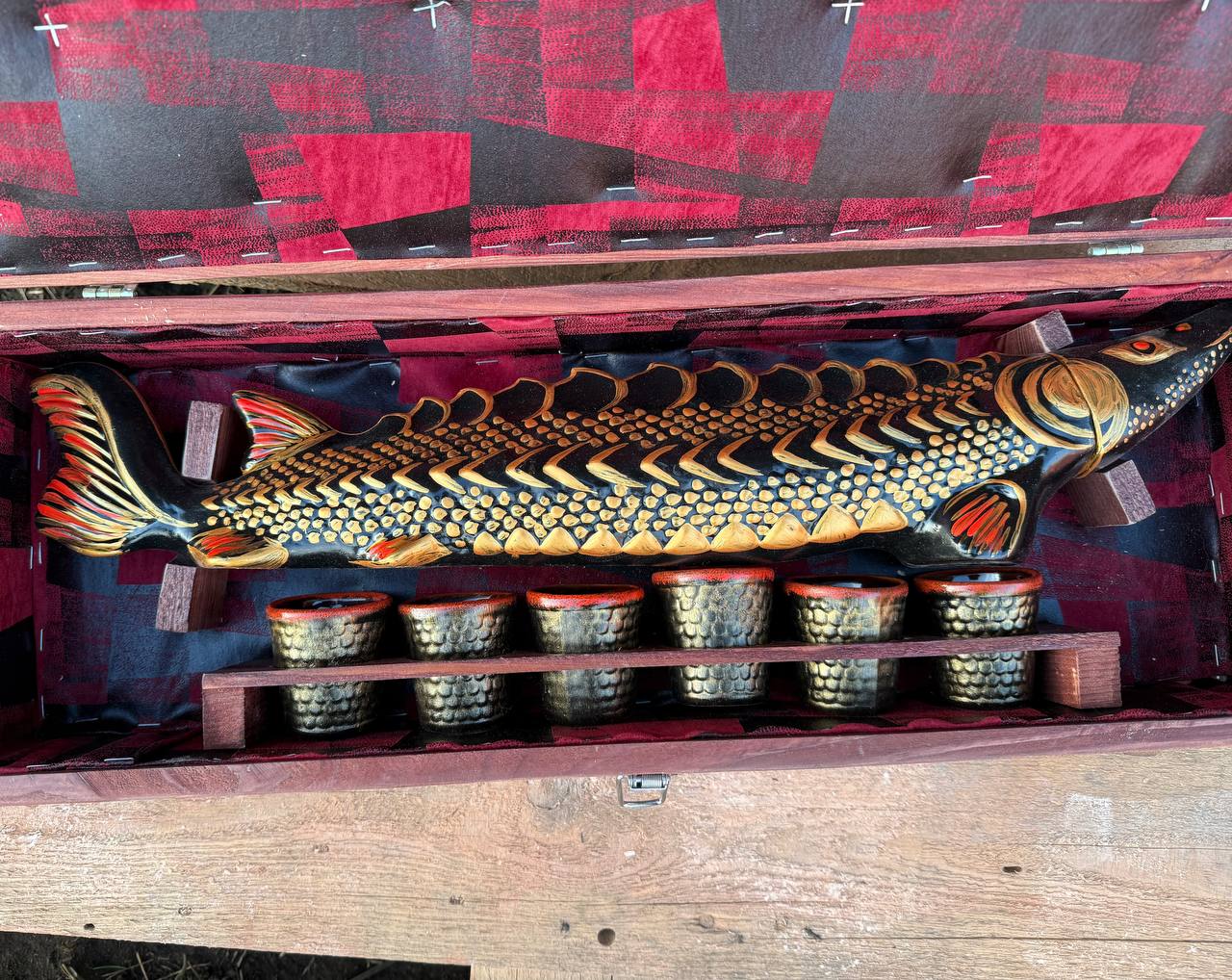 Подарунковий набір “Осетр” для спиртного з чарками у дерев'яному футлярі для чоловіка