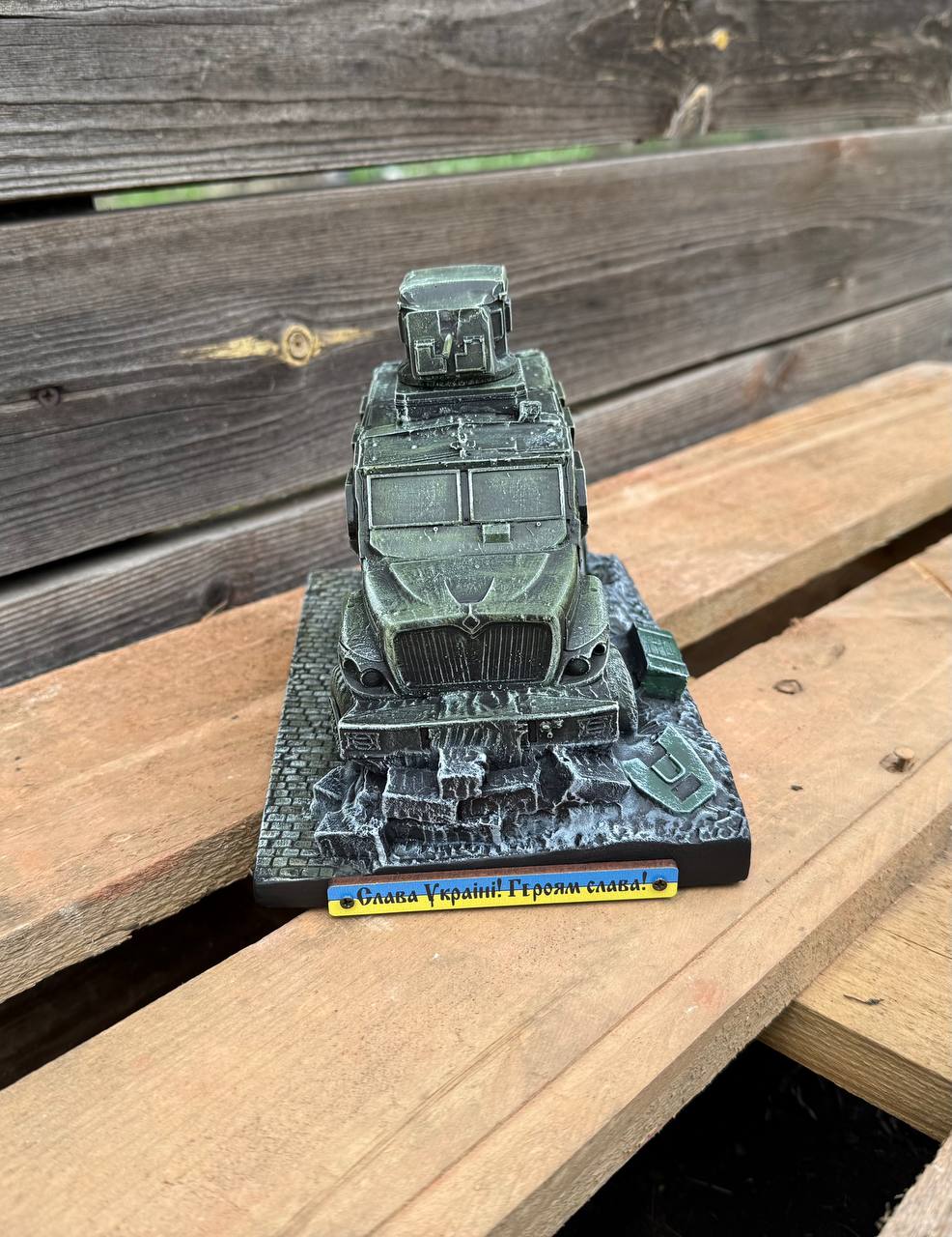 Статуетка MaxxPro (M1224) військового автомобіля з патріотичним змістом 20х15х13 см