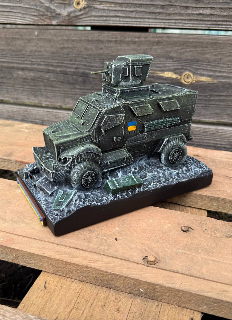 Статуетка MaxxPro (M1224) військового автомобіля з патріотичним змістом 20х15х13 см