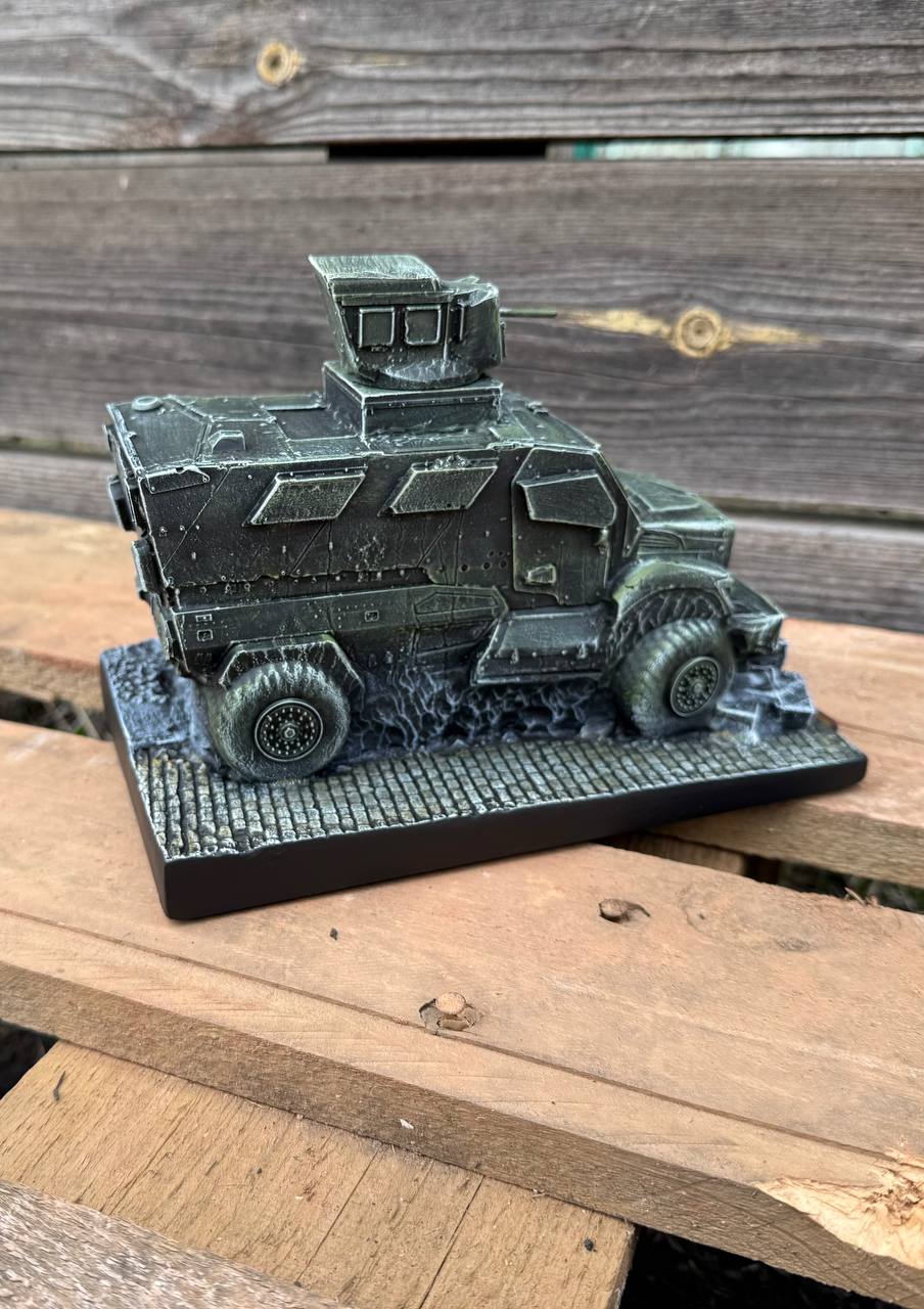 Статуетка MaxxPro (M1224) військового автомобіля з патріотичним змістом 20х15х13 см