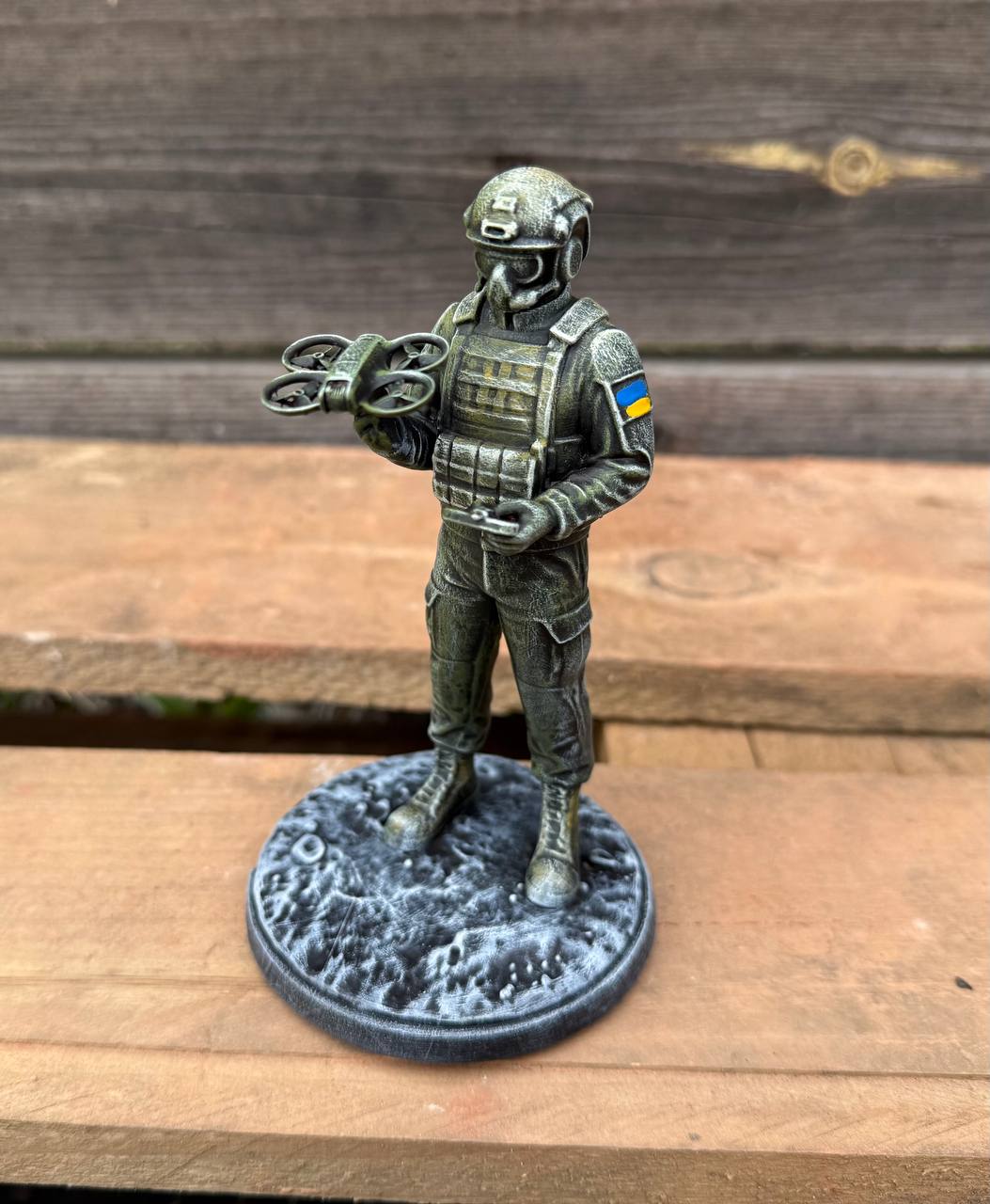 Статуетка військового з дроном, фігурка оператор БПЛА (фотополімер), подарунок для чоловіка 15х8 см