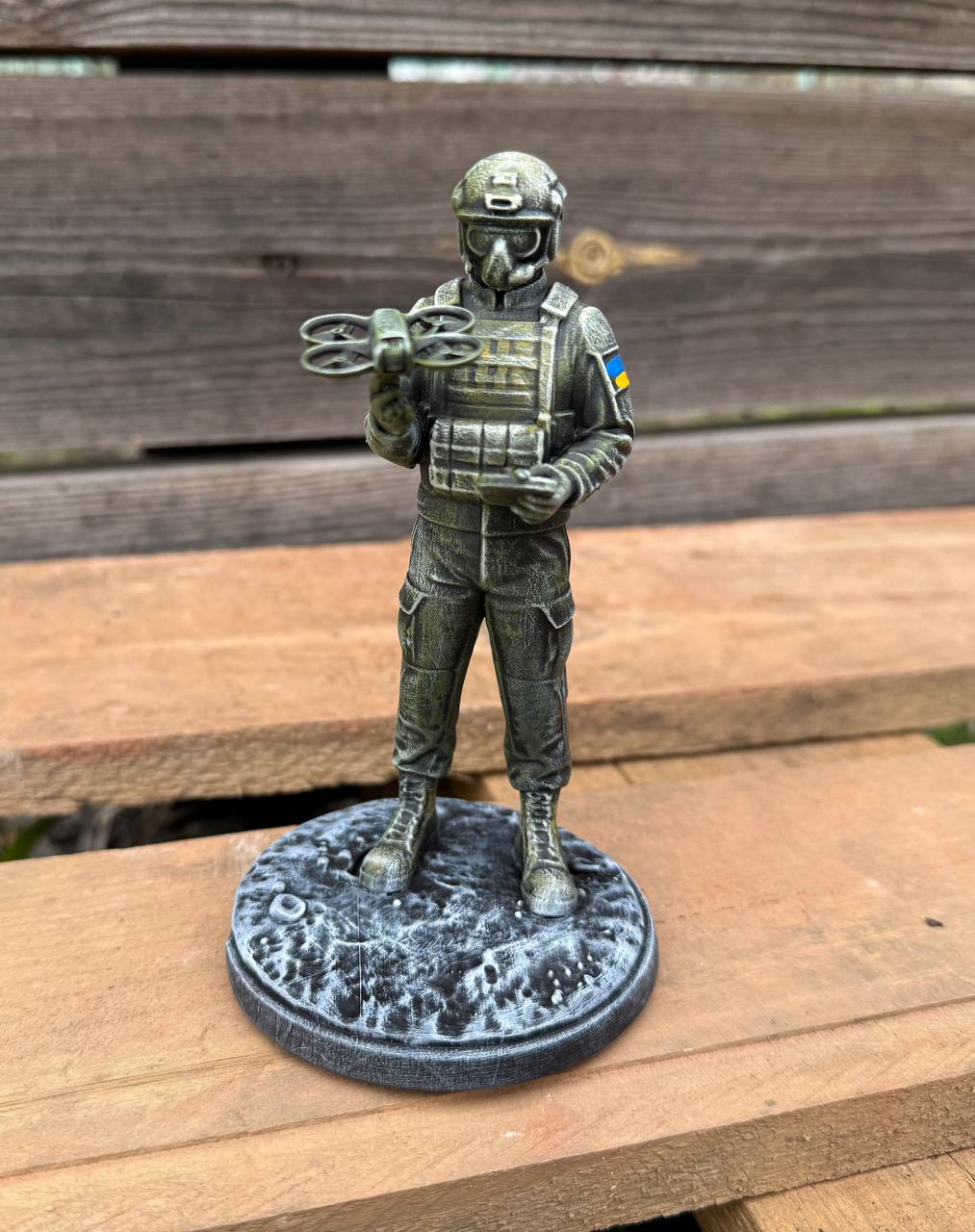 Статуетка військового з дроном, фігурка оператор БПЛА (фотополімер), подарунок для чоловіка