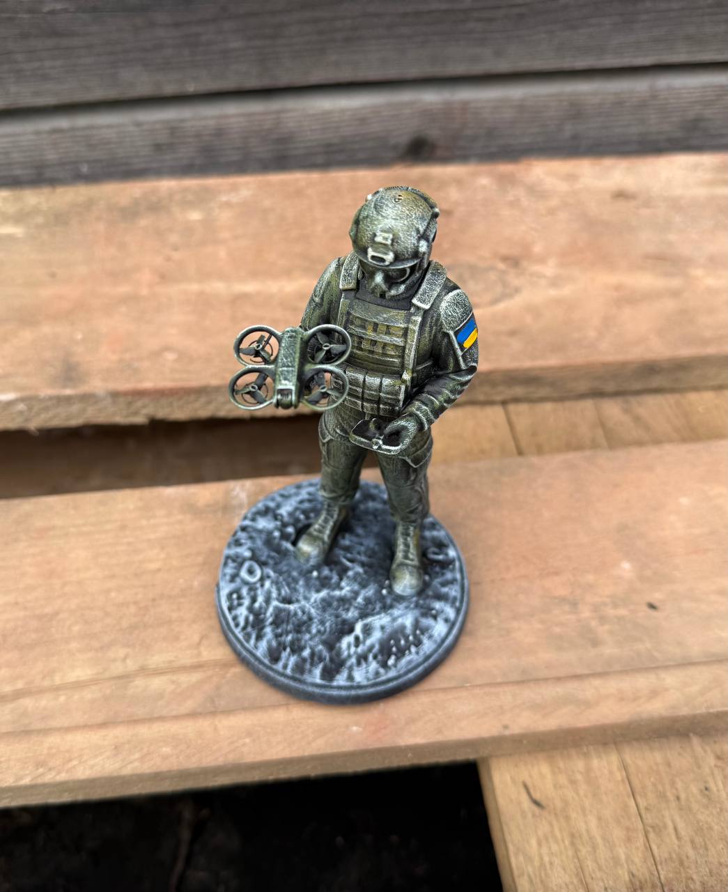 Статуетка військового з дроном, фігурка оператор БПЛА (фотополімер), подарунок для чоловіка