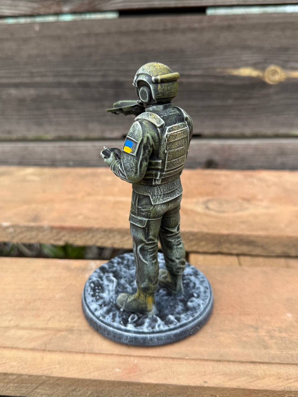 Статуетка військового з дроном, фігурка оператор БПЛА (фотополімер), подарунок для чоловіка