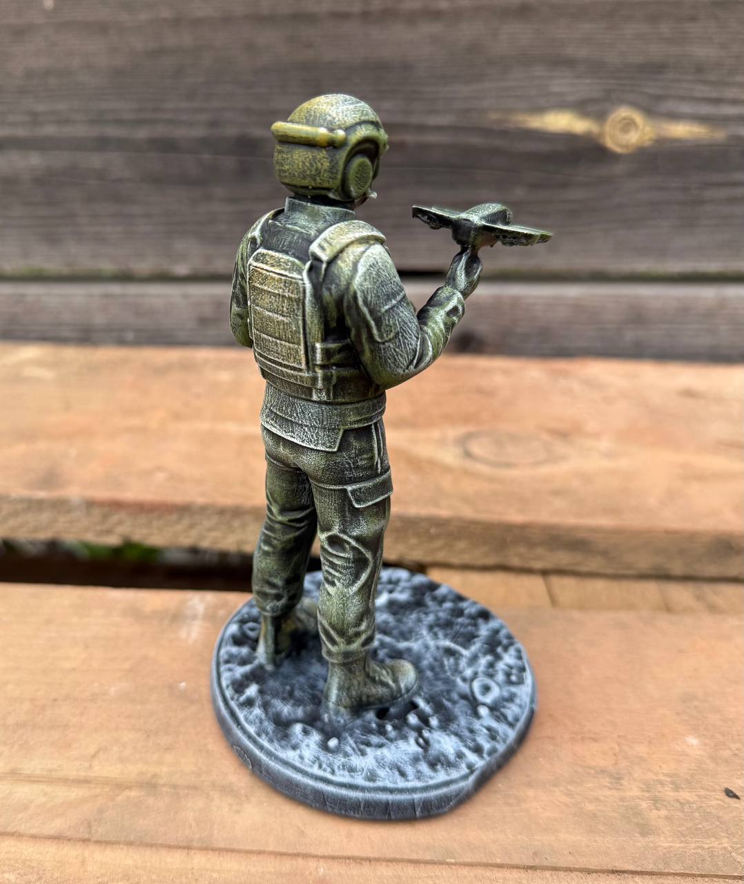 Статуетка військового з дроном, фігурка оператор БПЛА (фотополімер), подарунок для чоловіка