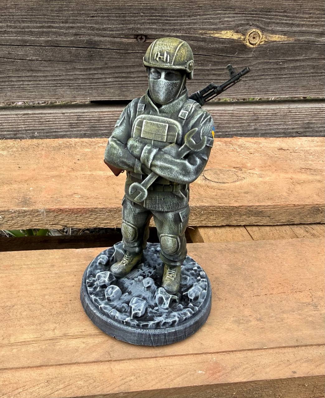 Статуетка військового механіка, фігурка піхотинець з ключем (фотополімер), подарунок для чоловіка 14х7 см