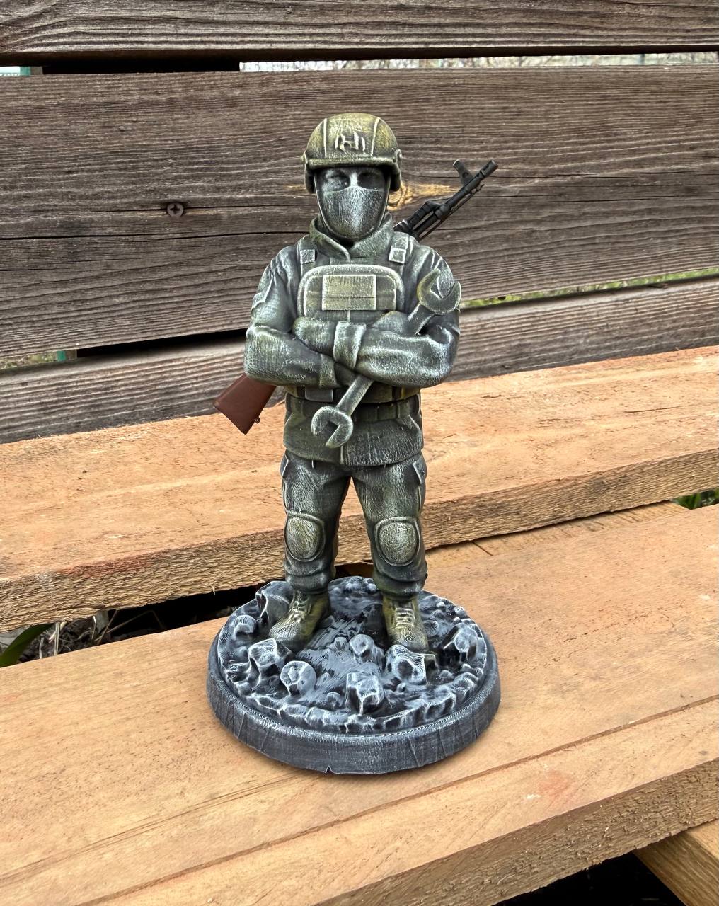 Статуетка військового механіка, фігурка піхотинець з ключем (фотополімер), подарунок для чоловіка 14х7 см