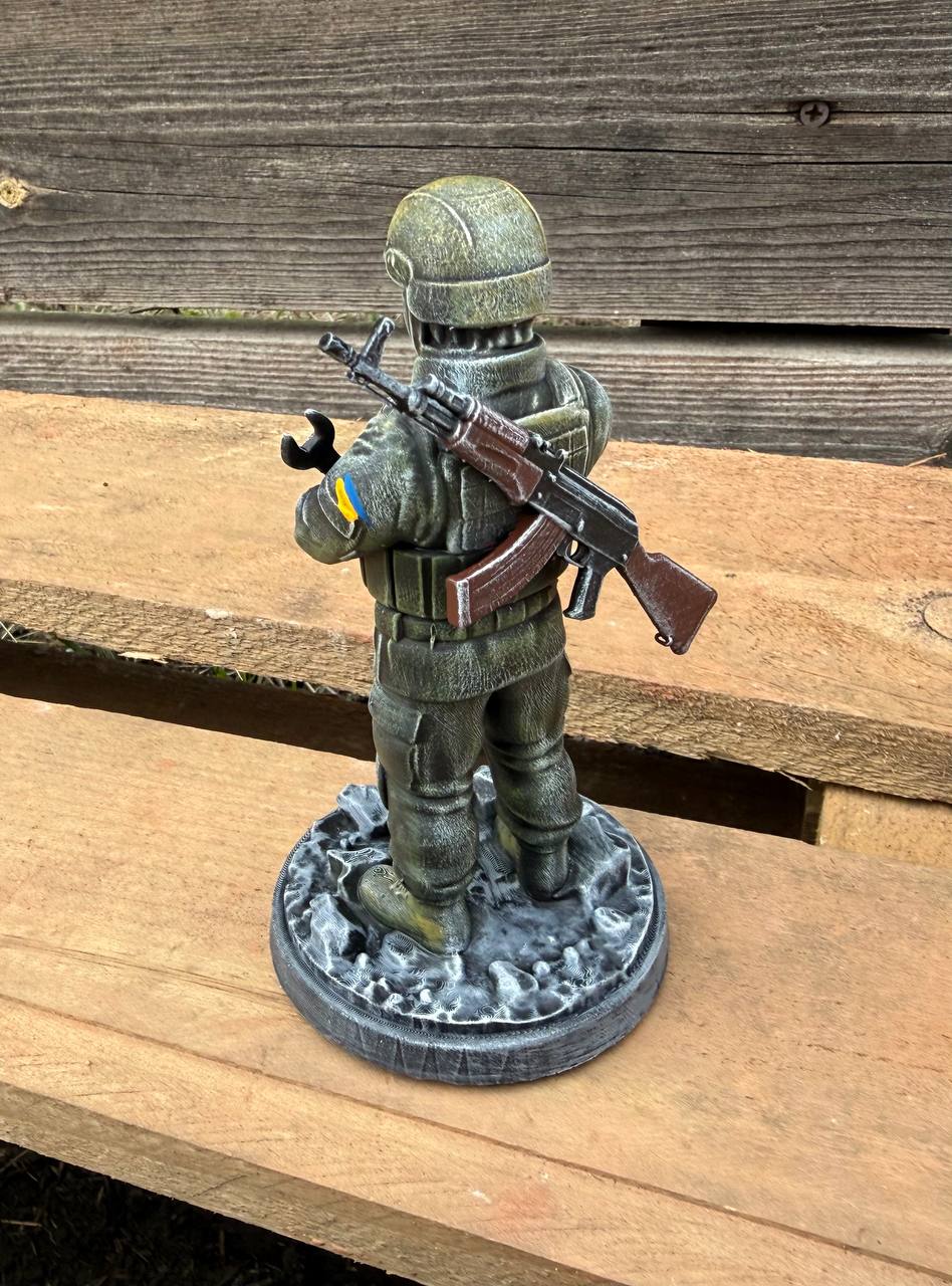 Статуетка військового механіка, фігурка піхотинець з ключем (фотополімер), подарунок для чоловіка 14х7 см
