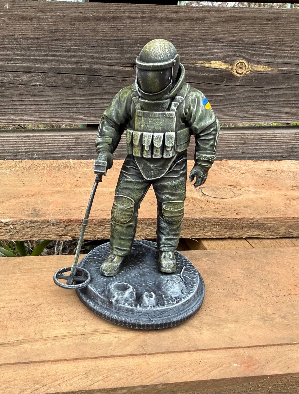 Статуетка військового сапера з металошукачем (фотополімер), подарунок для чоловіка 14х7 см