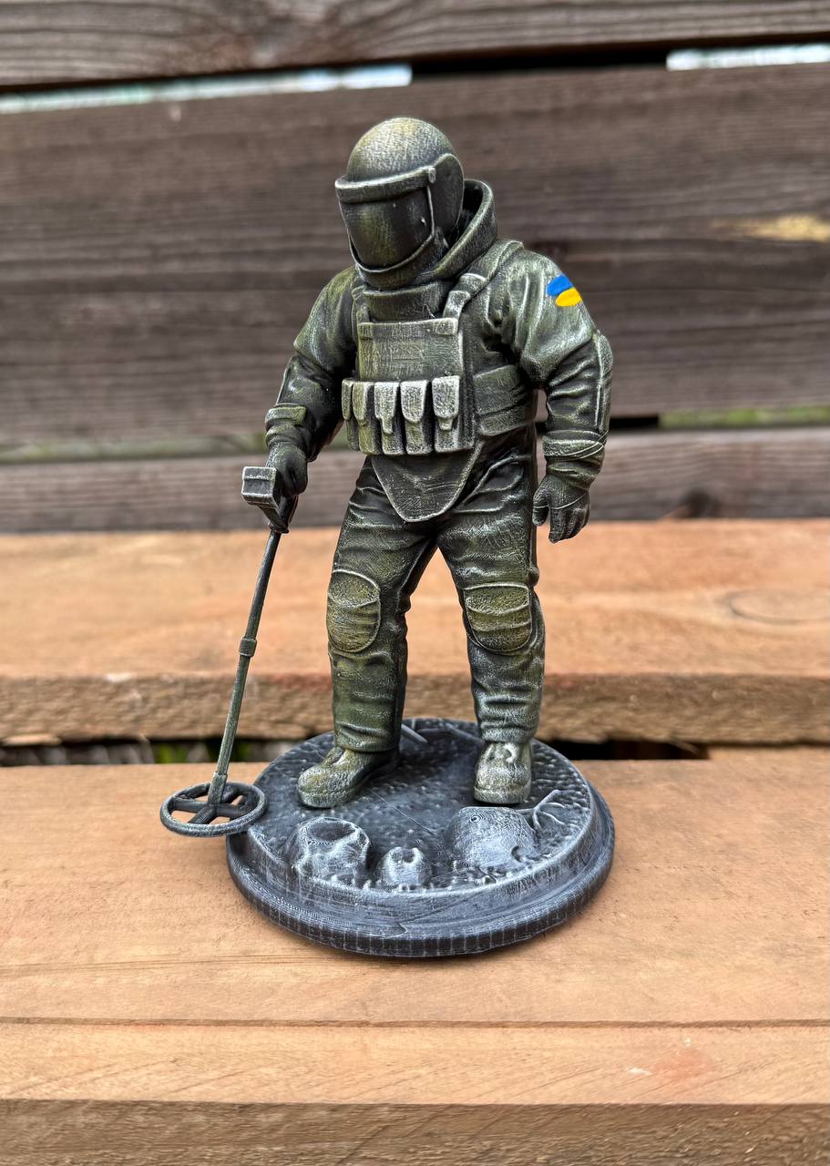 Статуетка військового сапера з металошукачем (фотополімер), подарунок для чоловіка 14х7 см