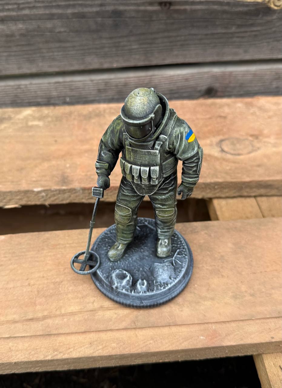 Статуетка військового сапера з металошукачем (фотополімер), подарунок для чоловіка 14х7 см