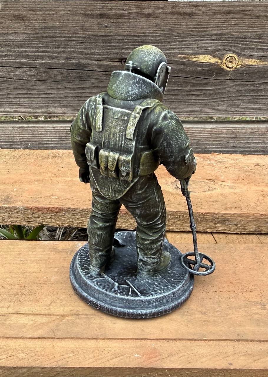 Статуетка військового сапера з металошукачем (фотополімер), подарунок для чоловіка 14х7 см