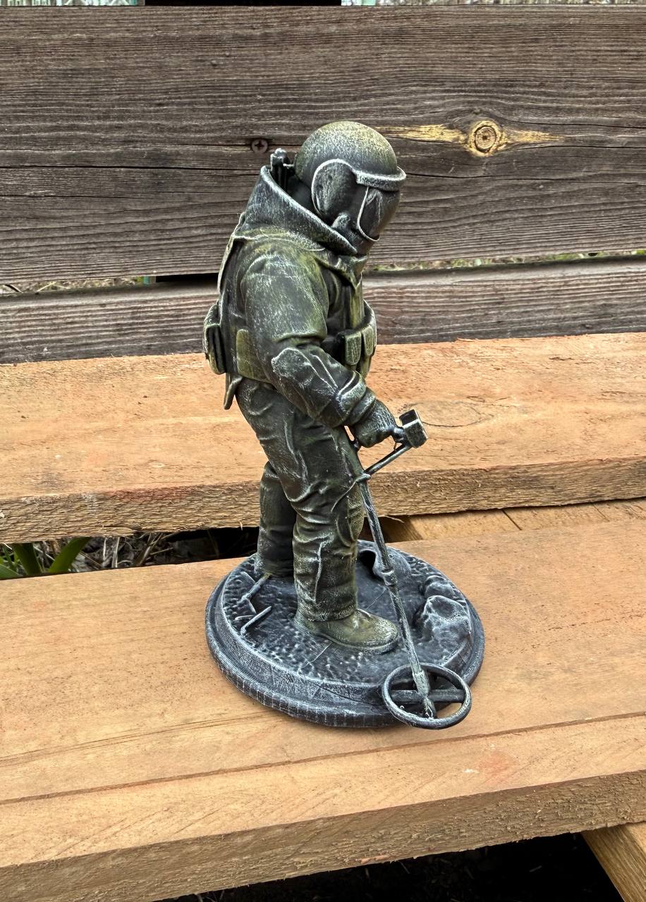 Статуетка військового сапера з металошукачем (фотополімер), подарунок для чоловіка 14х7 см