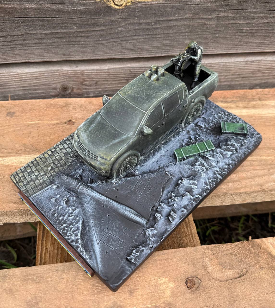 Статуетка Винищувач Шахедів (L200) військового автомобіля з патріотичним змістом 20х13х10 см